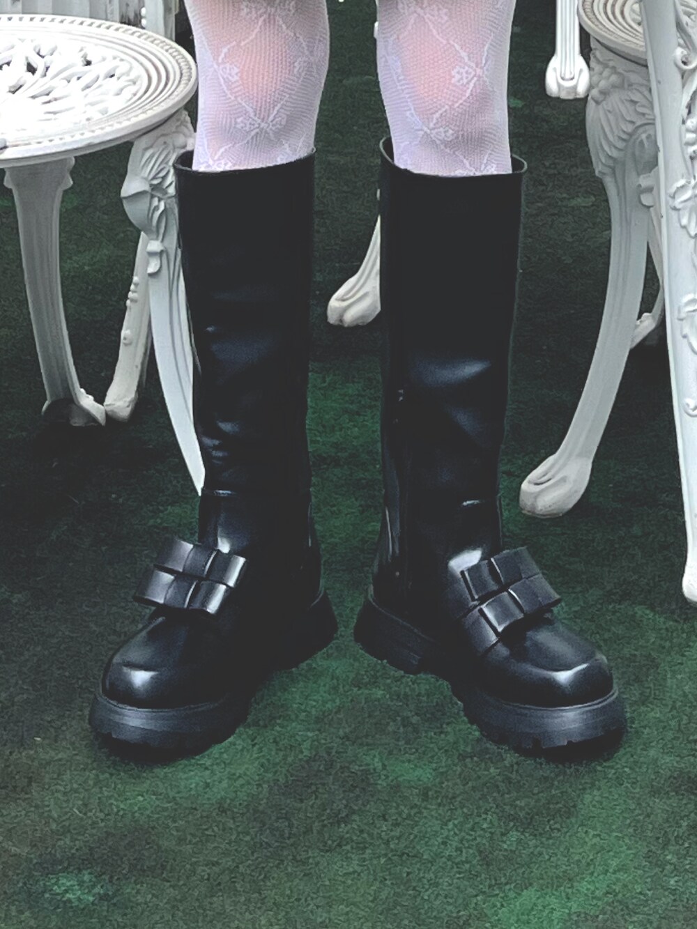 ホワイト系のブルゾン、グレー系のニット/セーター、ブルー系のカーディガン/ボレロを着用したレディースの秋コーディネートの10枚目の写真