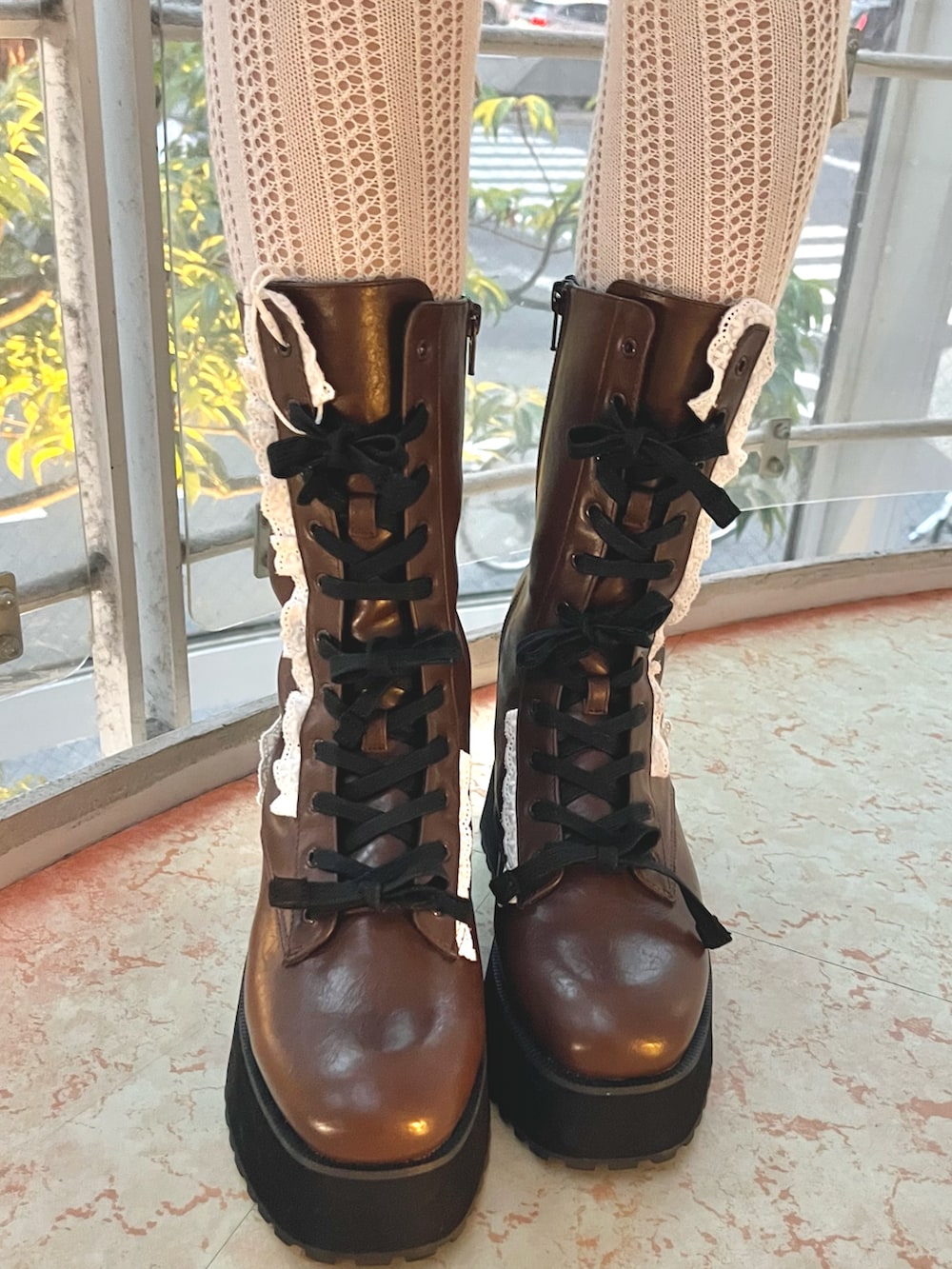 ホワイト系のワンピース、ブラウン系のブーツを着用したレディースの秋コーディネートの9枚目の写真