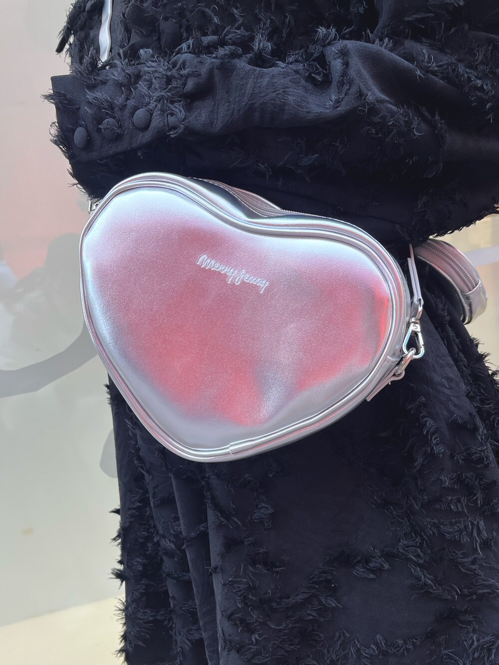 シルバー系のバレエシューズ、ブラック系のワンピース、シルバー系のショルダーバッグを着用したレディースの秋コーディネートの9枚目の写真