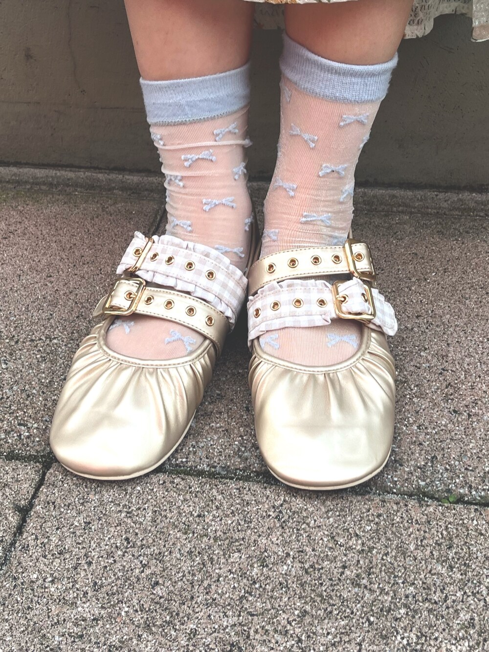 イエロー系のワンピース、ゴールド系のバレエシューズを着用したレディースの夏コーディネートの10枚目の写真