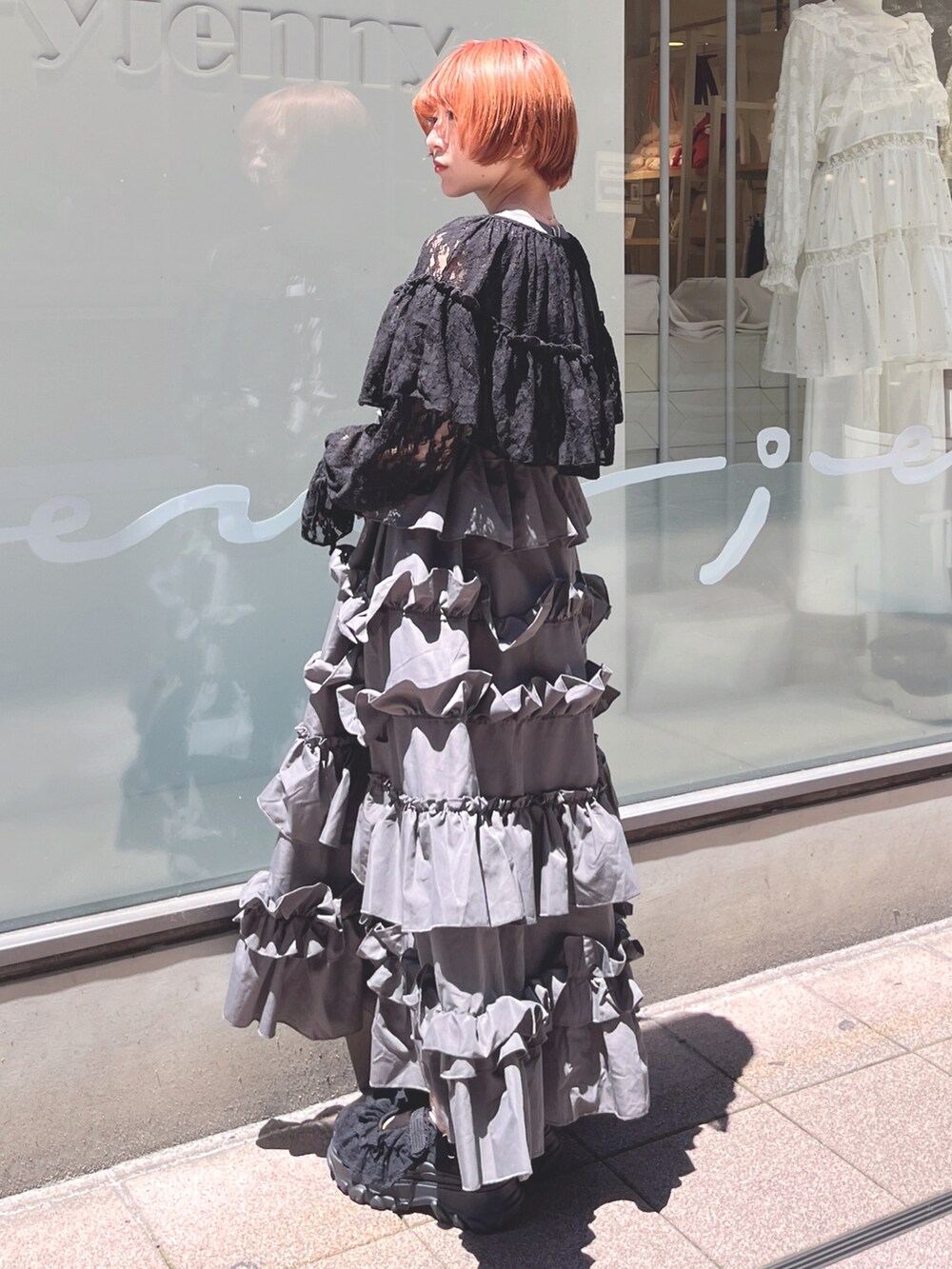 グレー系のワンピース、ブラック系のカーディガン/ボレロ、ブラック系のサンダルを着用したレディースの夏コーディネートの3枚目の写真