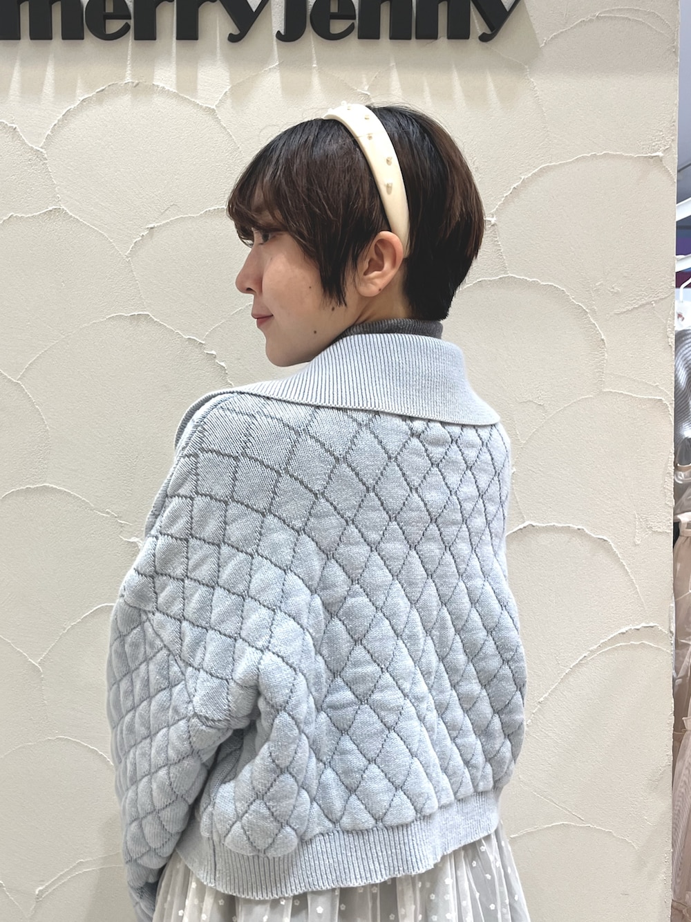 グレー系のワンピース、グレー系のニット/セーター、ブルー系のカーディガン/ボレロを着用したレディースの冬コーディネートの7枚目の写真