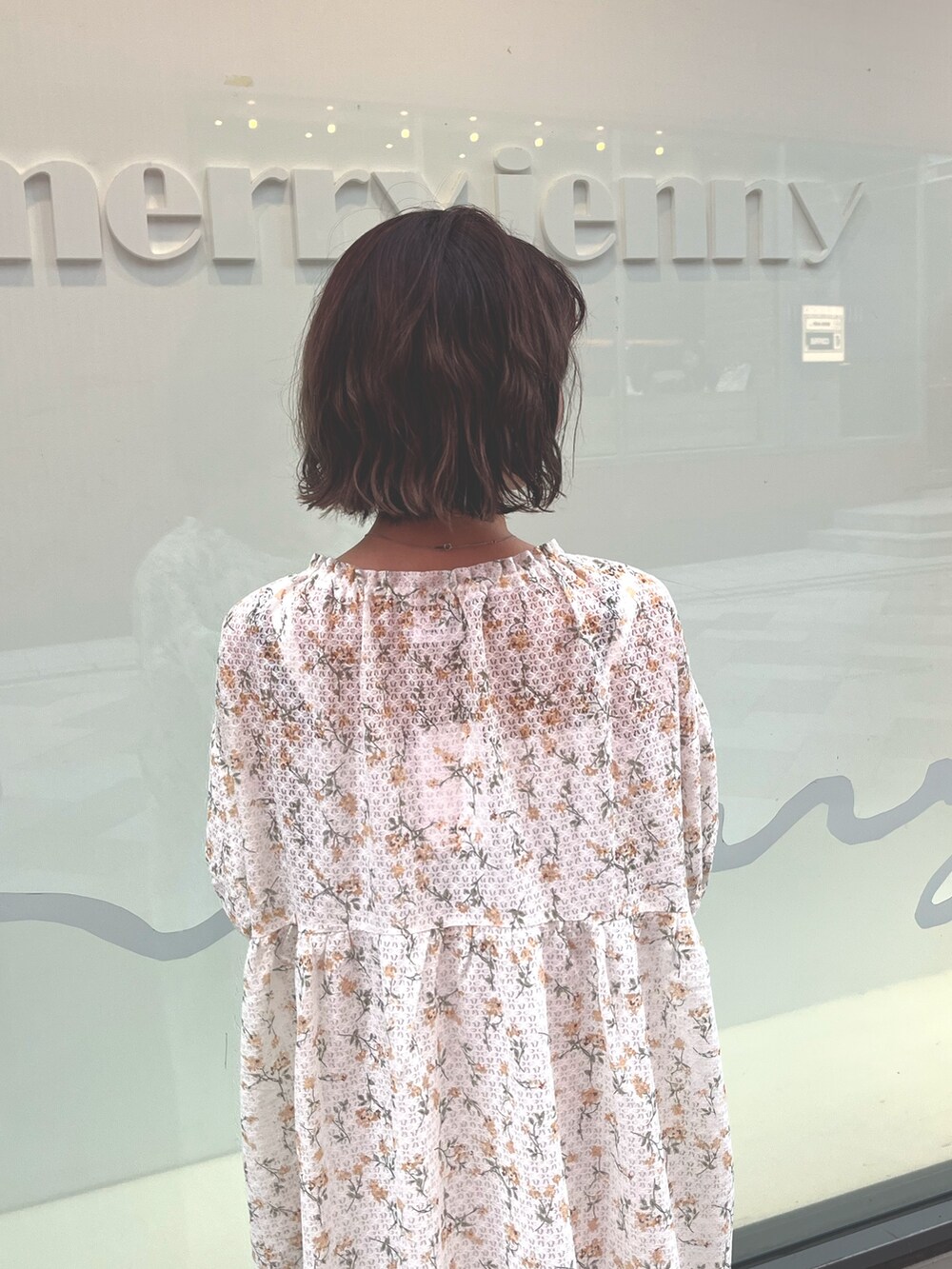 イエロー系のワンピース、ゴールド系のバレエシューズを着用したレディースの夏コーディネートの7枚目の写真