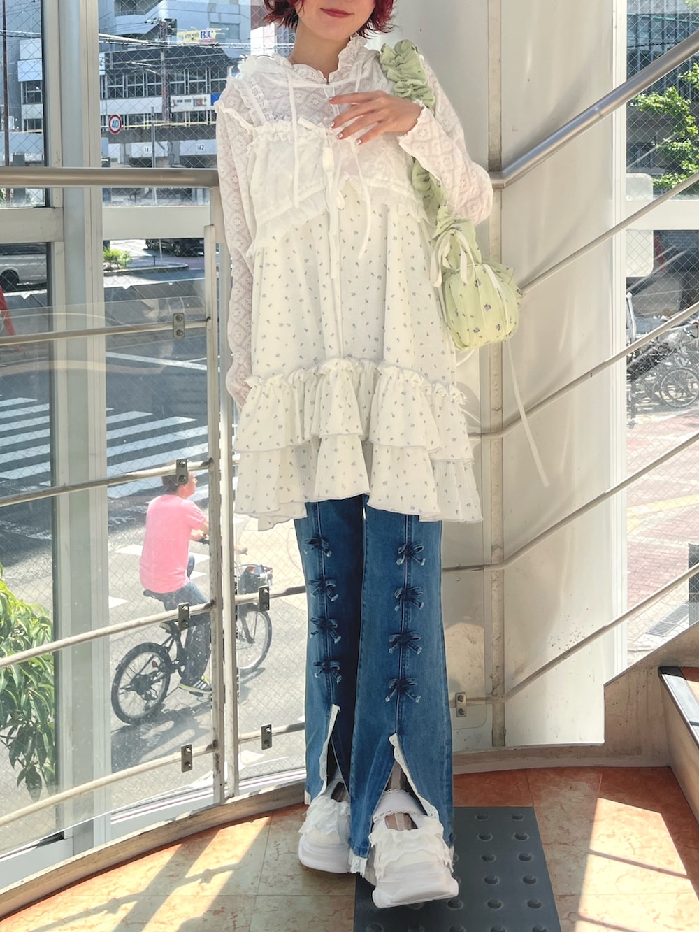 グリーン系のショルダーバッグ、ホワイト系のTシャツ/カットソー、ホワイト系のシャツ/ブラウスを着用したレディースの秋コーディネートの2枚目の写真