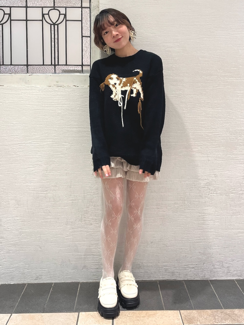 ブラック系のニット/セーター、ブラック系のブルゾン、ベージュ系のスウェットパンツを着用したレディースの秋コーディネートの4枚目の写真