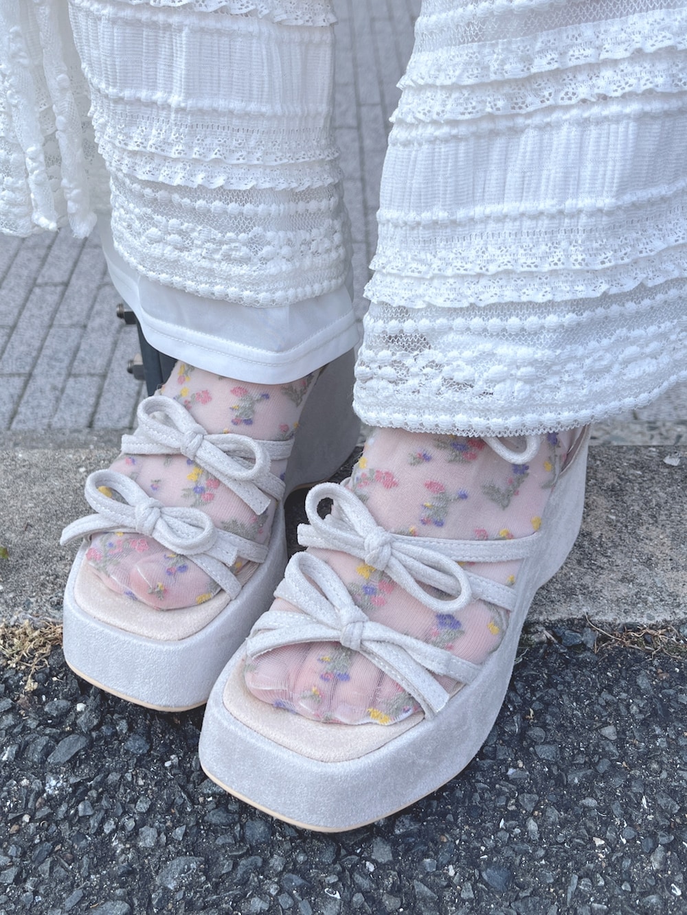 ホワイト系のチュニック、ホワイト系のその他パンツ、ベージュ系のサンダルを着用したレディースの夏コーディネートの10枚目の写真