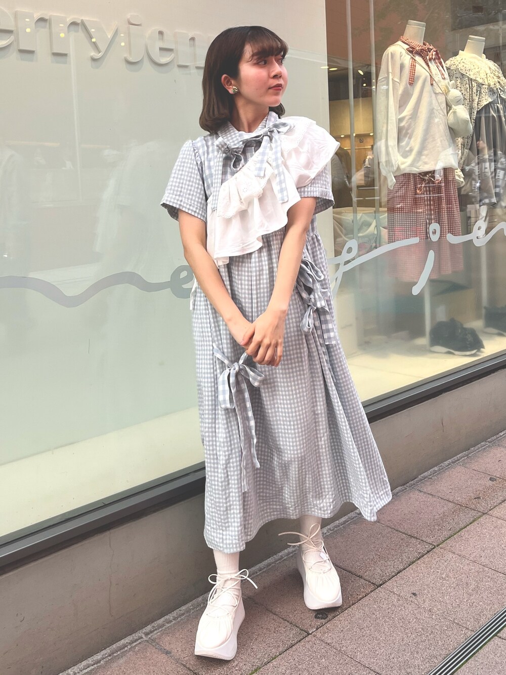 ブルー系のワンピース、ホワイト系のバレエシューズ、ホワイト系の付け襟を着用したレディースの春コーディネートの2枚目の写真