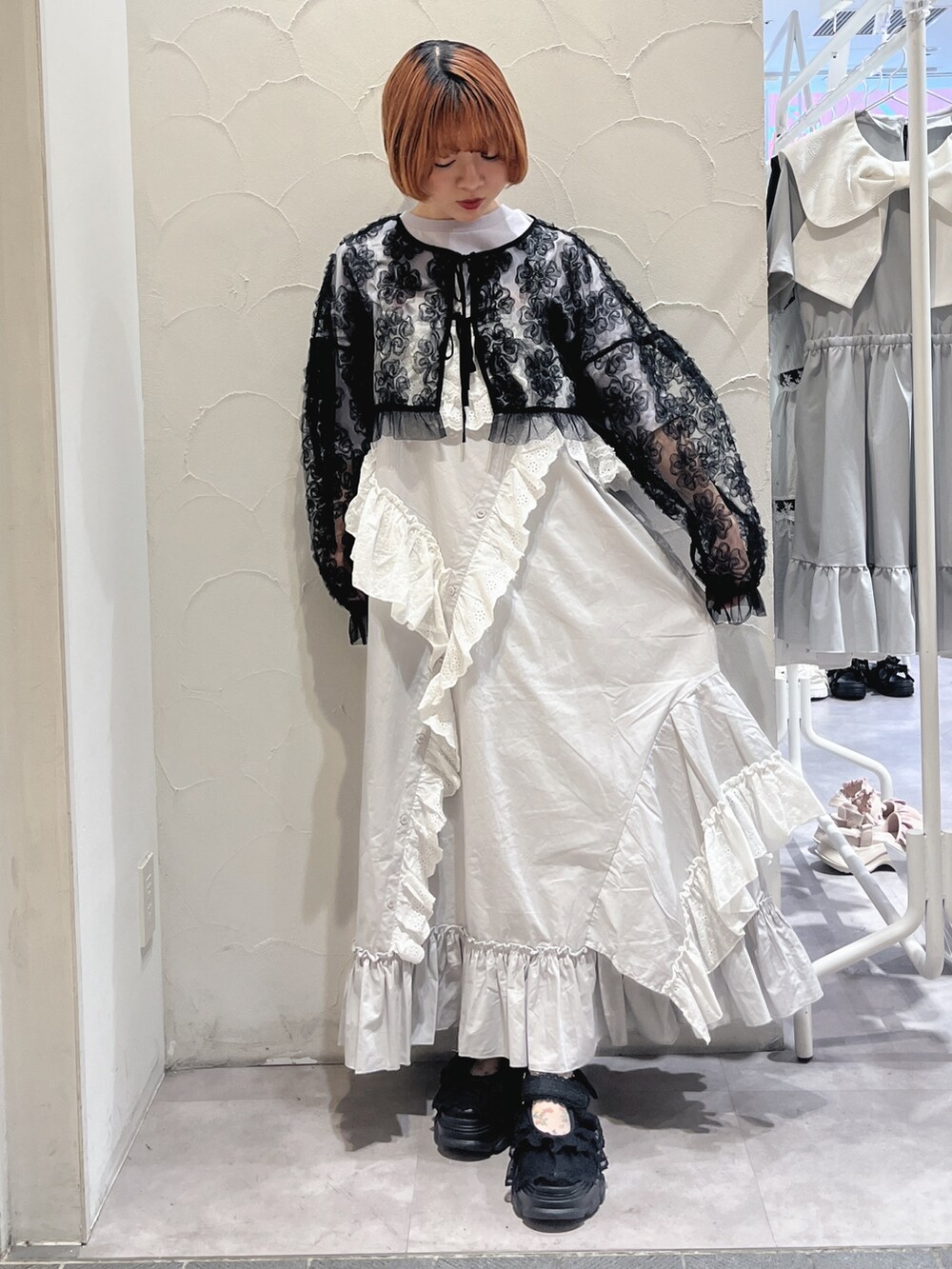 グレー系のワンピース、パープル系のTシャツ/カットソー、ブラック系のシャツ/ブラウスを着用したレディースの夏コーディネートの5枚目の写真