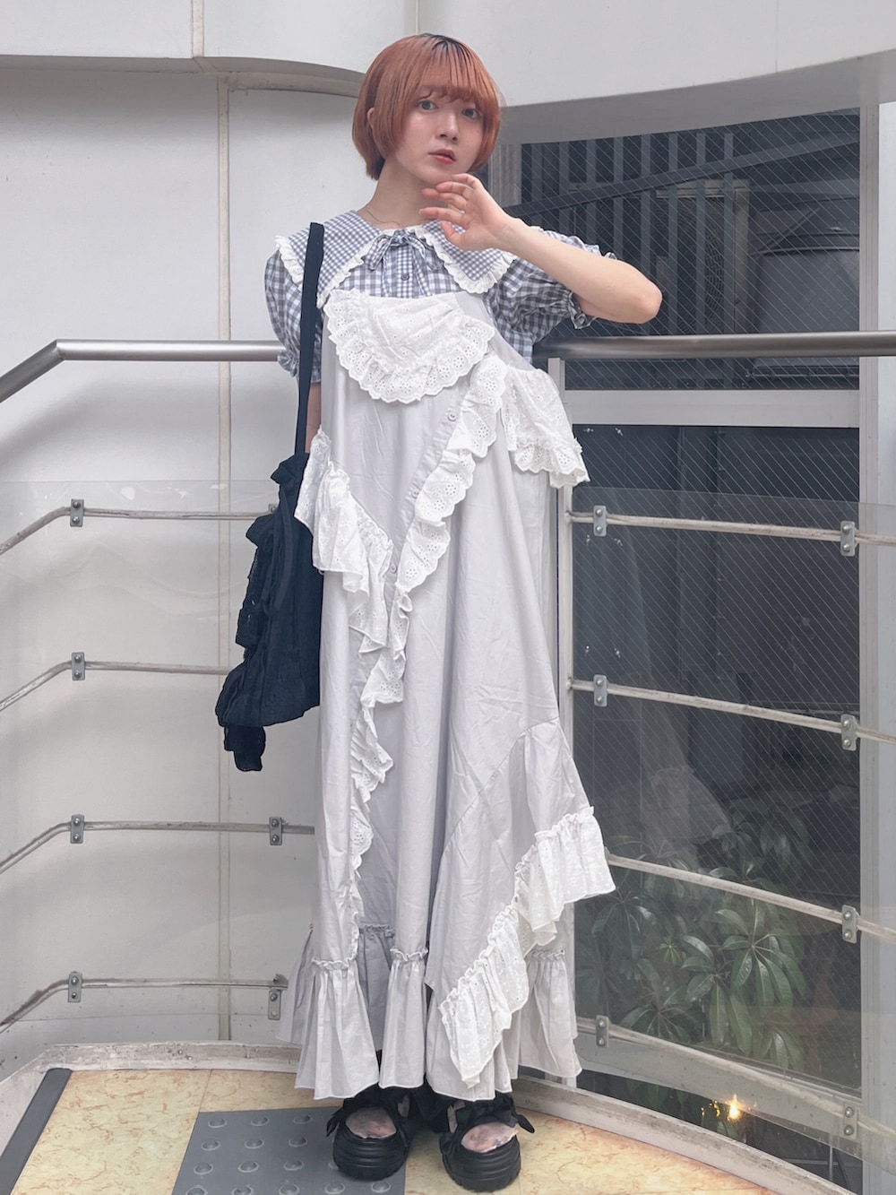 グレー系のワンピース、グレー系のシャツ/ブラウス、ブラック系のトートバッグを着用したレディースの夏コーディネートの2枚目の写真