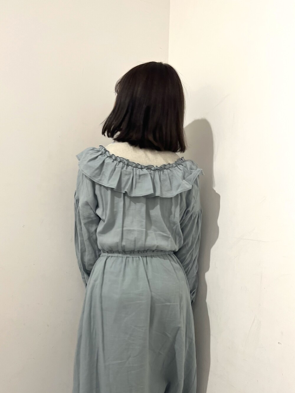 グリーン系のワンピース、ホワイト系のパンプス、ホワイト系のTシャツ/カットソーを着用したレディースの春コーディネートの8枚目の写真