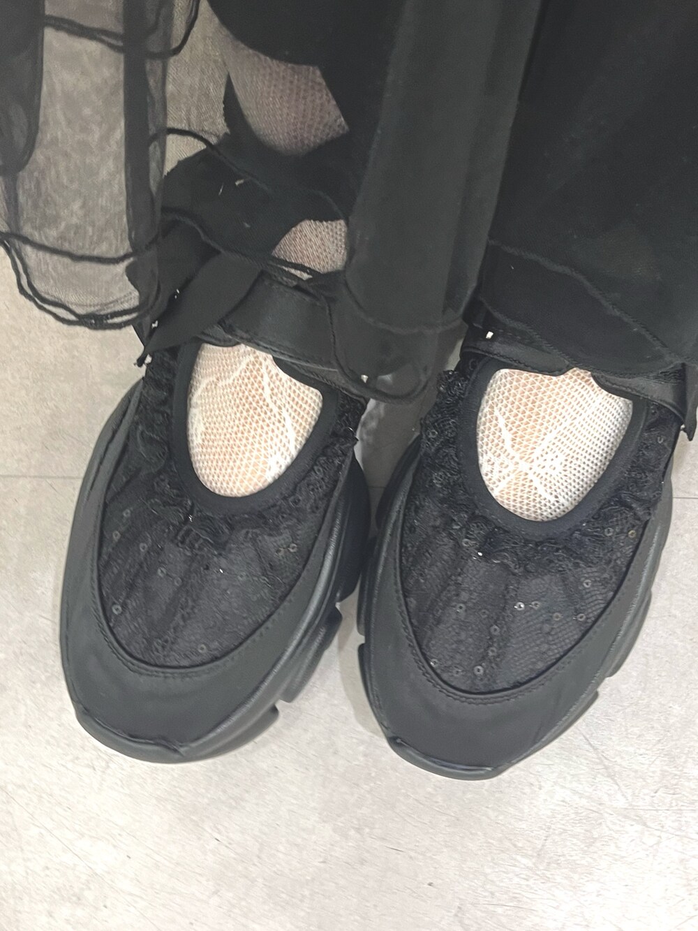 ホワイト系のトートバッグ、ブルー系のデニムジャケット、ブラック系のスカートを着用したレディースの秋コーディネートの9枚目の写真