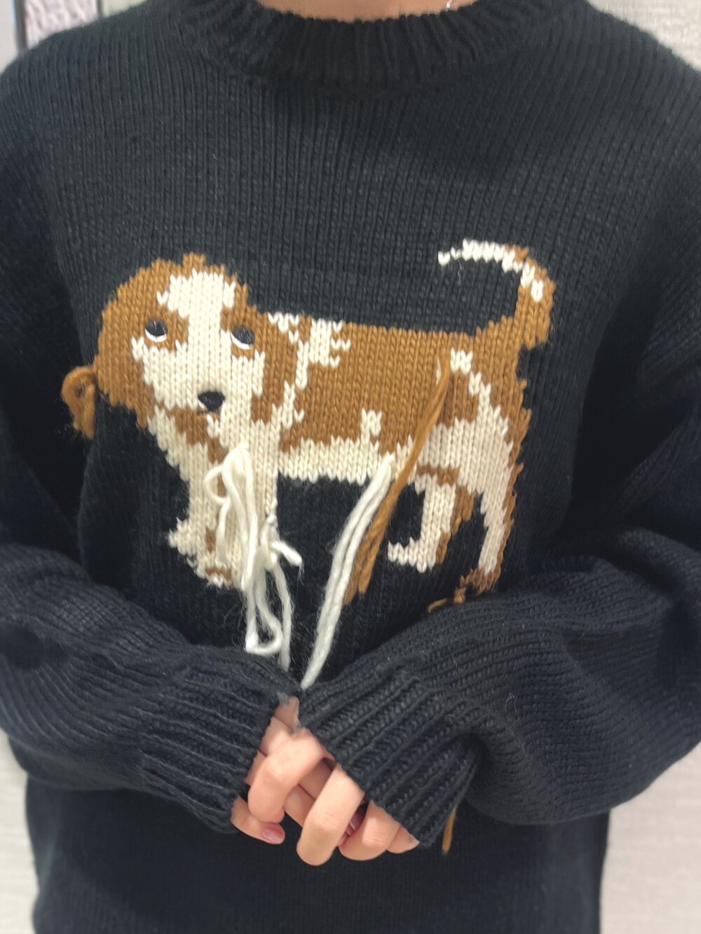 ブラック系のニット/セーター、ブラック系のブルゾン、ベージュ系のスウェットパンツを着用したレディースの秋コーディネートの7枚目の写真