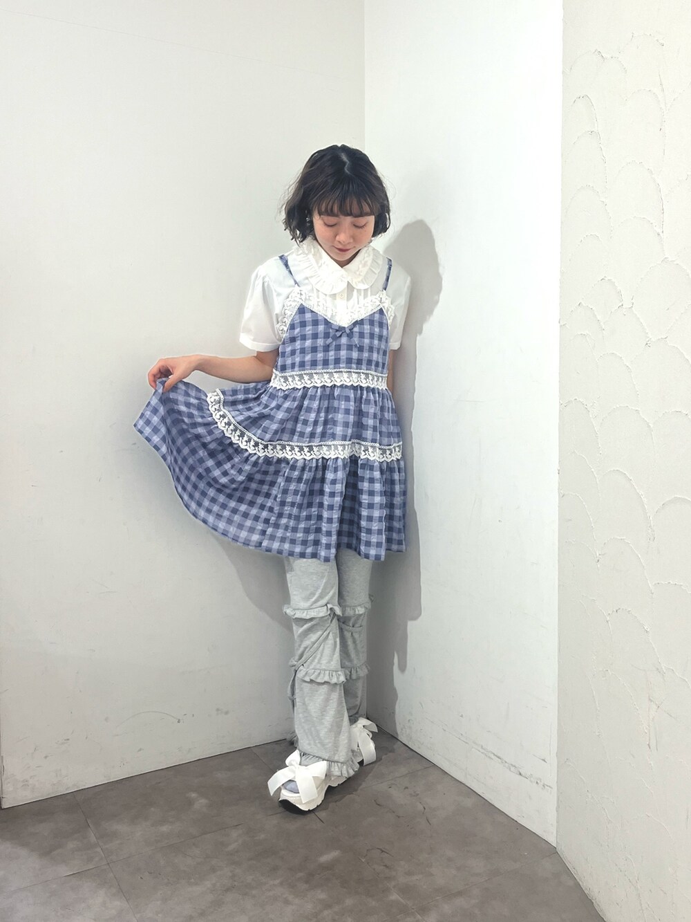 ブルー系のキャミソール、グレー系のスウェットパンツ、ホワイト系のシャツ/ブラウスを着用したレディースの春コーディネートの4枚目の写真