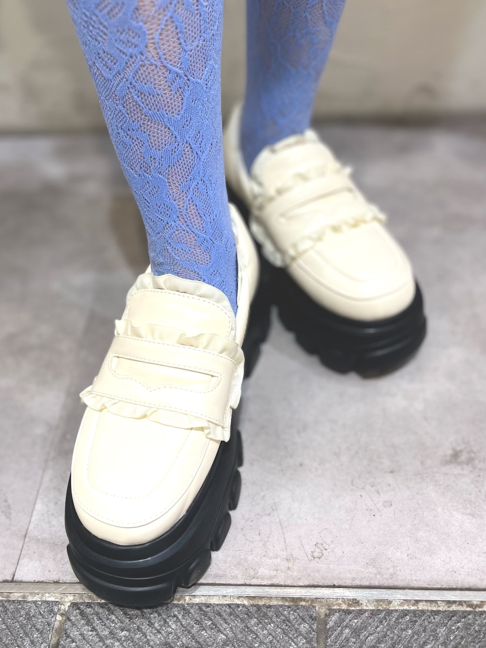 ホワイト系のローファー、グレー系のニット/セーター、ブラック系のショルダーバッグを着用したレディースの冬コーディネートの10枚目の写真