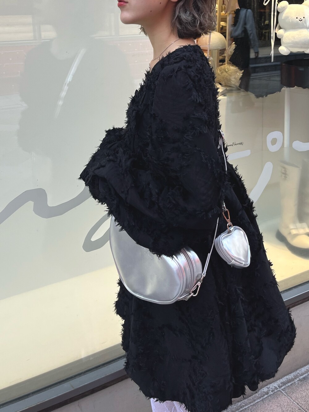 シルバー系のバレエシューズ、ブラック系のワンピース、シルバー系のショルダーバッグを着用したレディースの秋コーディネートの6枚目の写真