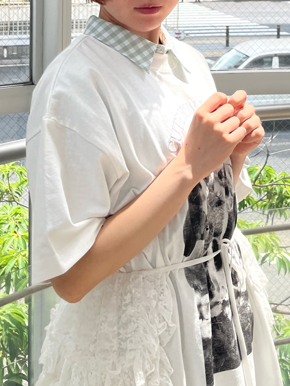 ホワイト系のTシャツ/カットソー、グリーン系のワンピース、ブラック系のスニーカーを着用したレディースの夏コーディネートの6枚目の写真