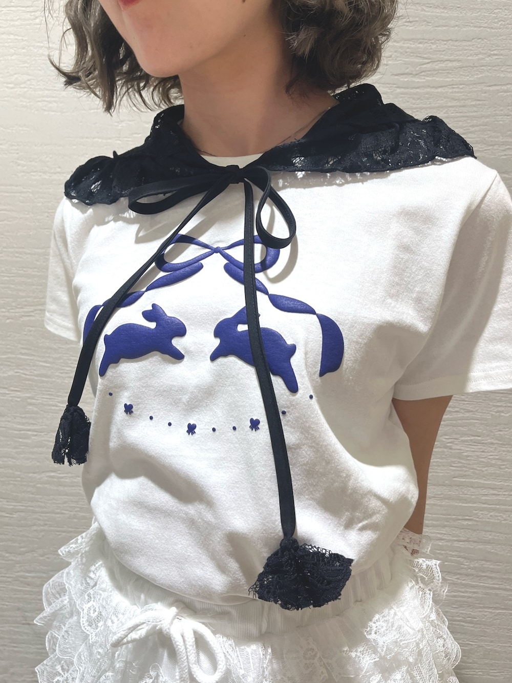 ホワイト系のスカート、ホワイト系のカーゴパンツ、ブラック系のサンダルを着用したレディースの春コーディネートの7枚目の写真