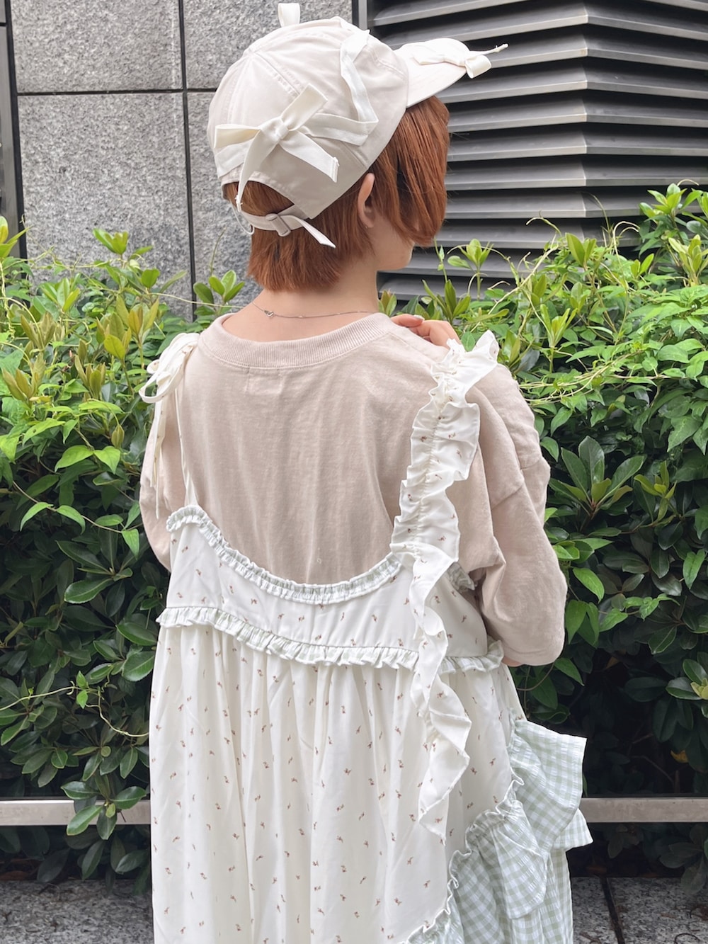 ベージュ系のTシャツ/カットソー、ベージュ系のサンダル、グリーン系のワンピースを着用したレディースの夏コーディネートの7枚目の写真