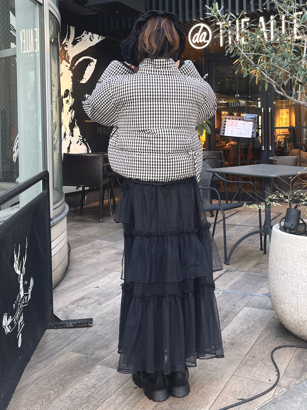 ブラック系のスカート、その他のブルゾン、レッド系のニット/セーターを着用したレディースの冬コーディネートの3枚目の写真