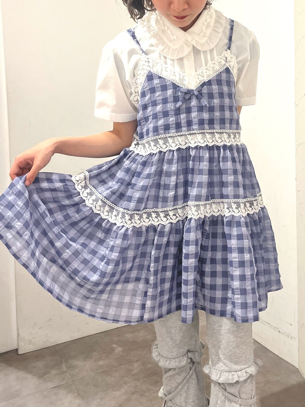 ブルー系のキャミソール、グレー系のスウェットパンツ、ホワイト系のシャツ/ブラウスを着用したレディースの春コーディネートの7枚目の写真