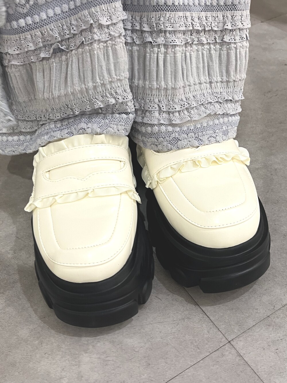 グレー系のワンピース、グレー系のニット/セーター、ブルー系のカーディガン/ボレロを着用したレディースの冬コーディネートの8枚目の写真