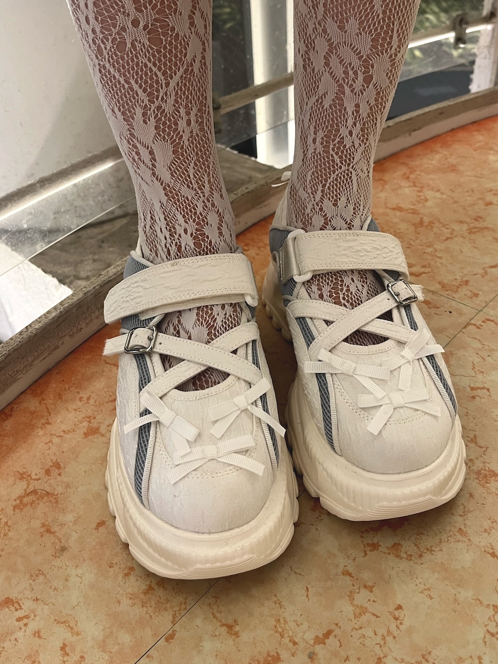 ブルー系のワンピース、ホワイト系のショルダーバッグ、ブルー系のスニーカーを着用したレディースの夏コーディネートの10枚目の写真