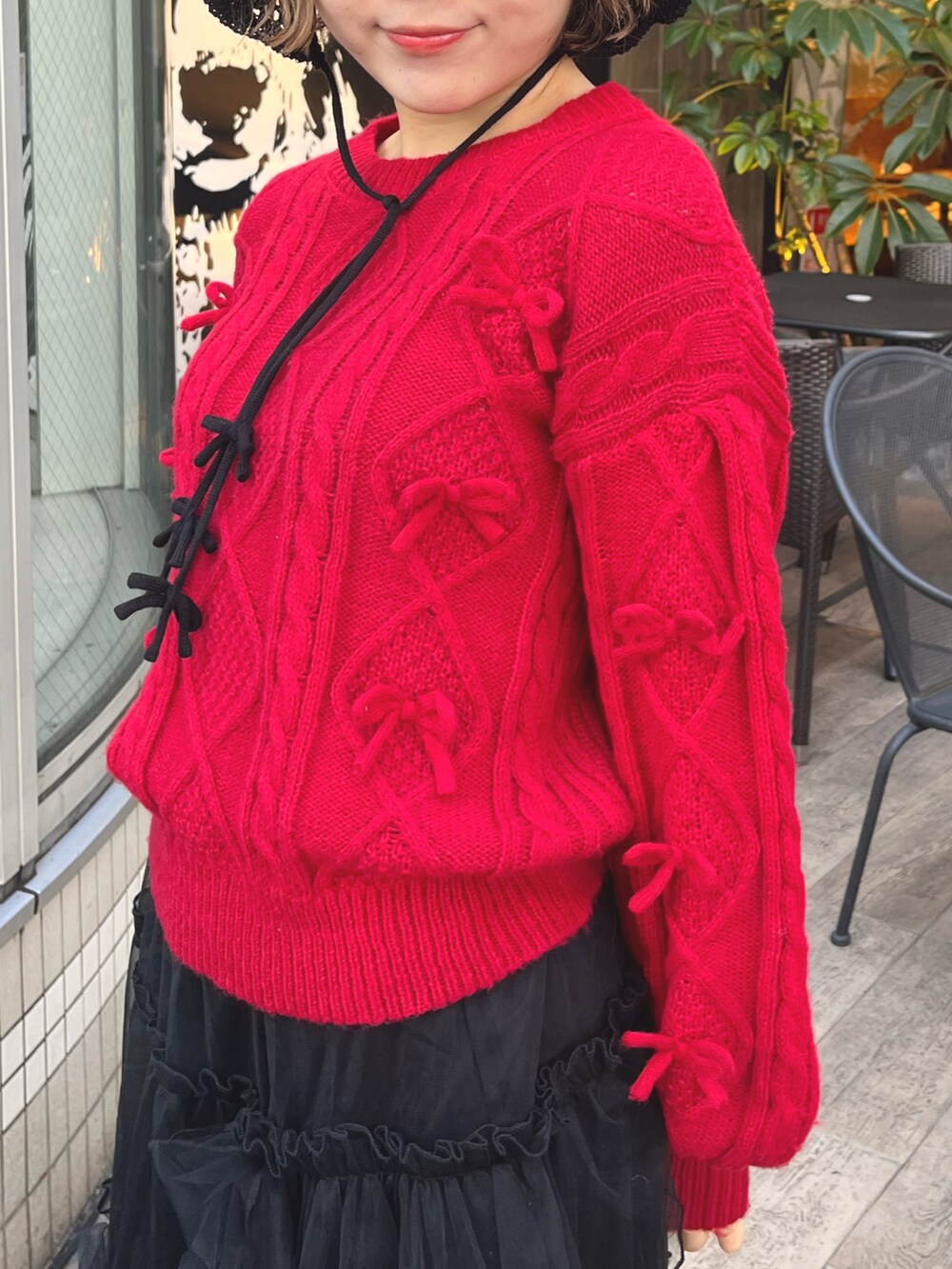 ブラック系のスカート、その他のブルゾン、レッド系のニット/セーターを着用したレディースの冬コーディネートの7枚目の写真