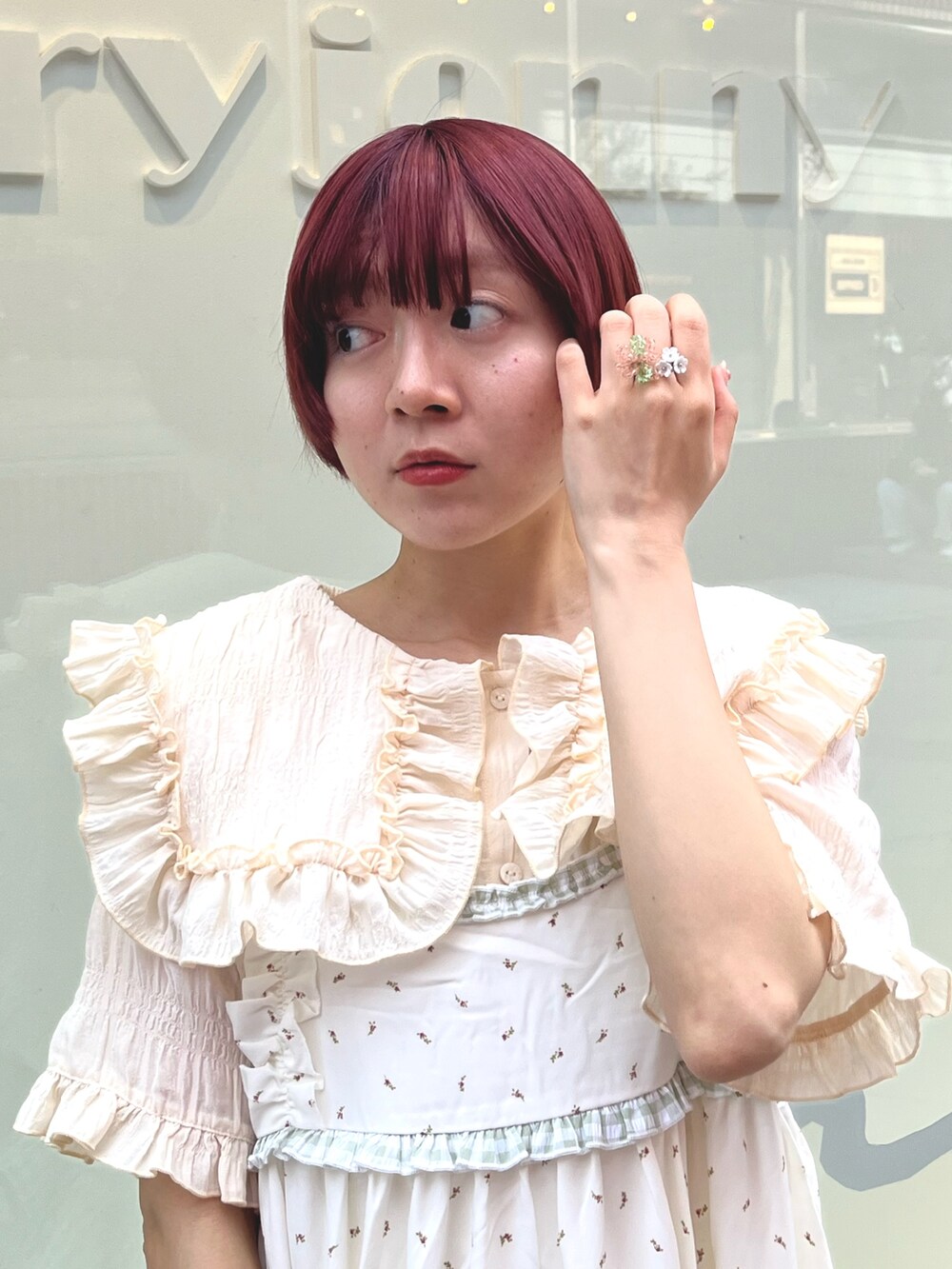 イエロー系のシャツ/ブラウス、グリーン系のワンピース、ホワイト系のサンダルを着用したレディースの春コーディネートの6枚目の写真