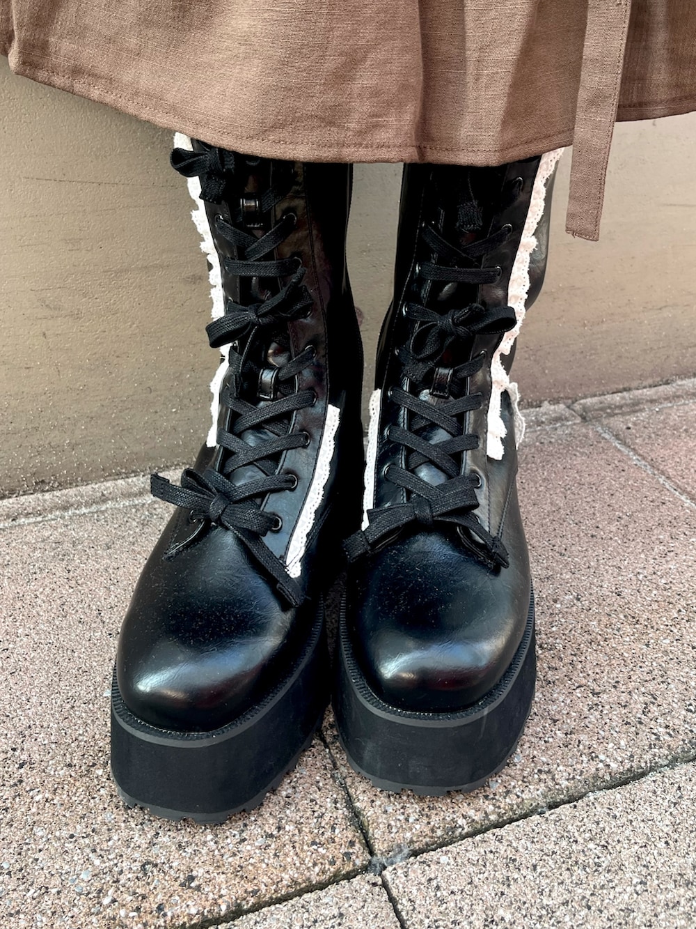 ホワイト系のベスト、ホワイト系のTシャツ/カットソー、ブラウン系のスカートを着用したレディースの秋コーディネートの10枚目の写真