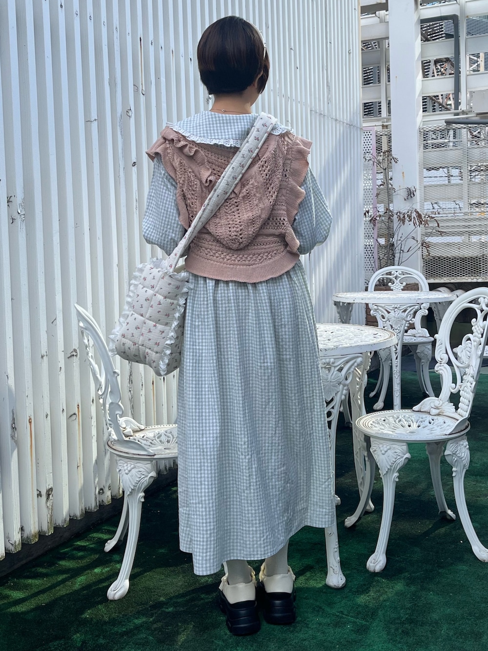 ホワイト系のローファー、グリーン系のワンピース、ピンク系のショルダーバッグを着用したレディースの冬コーディネートの3枚目の写真