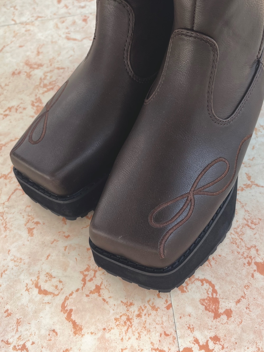 ブラック系のチュニック、イエロー系のTシャツ/カットソー、ホワイト系のブルゾンを着用したレディースの秋コーディネートの10枚目の写真