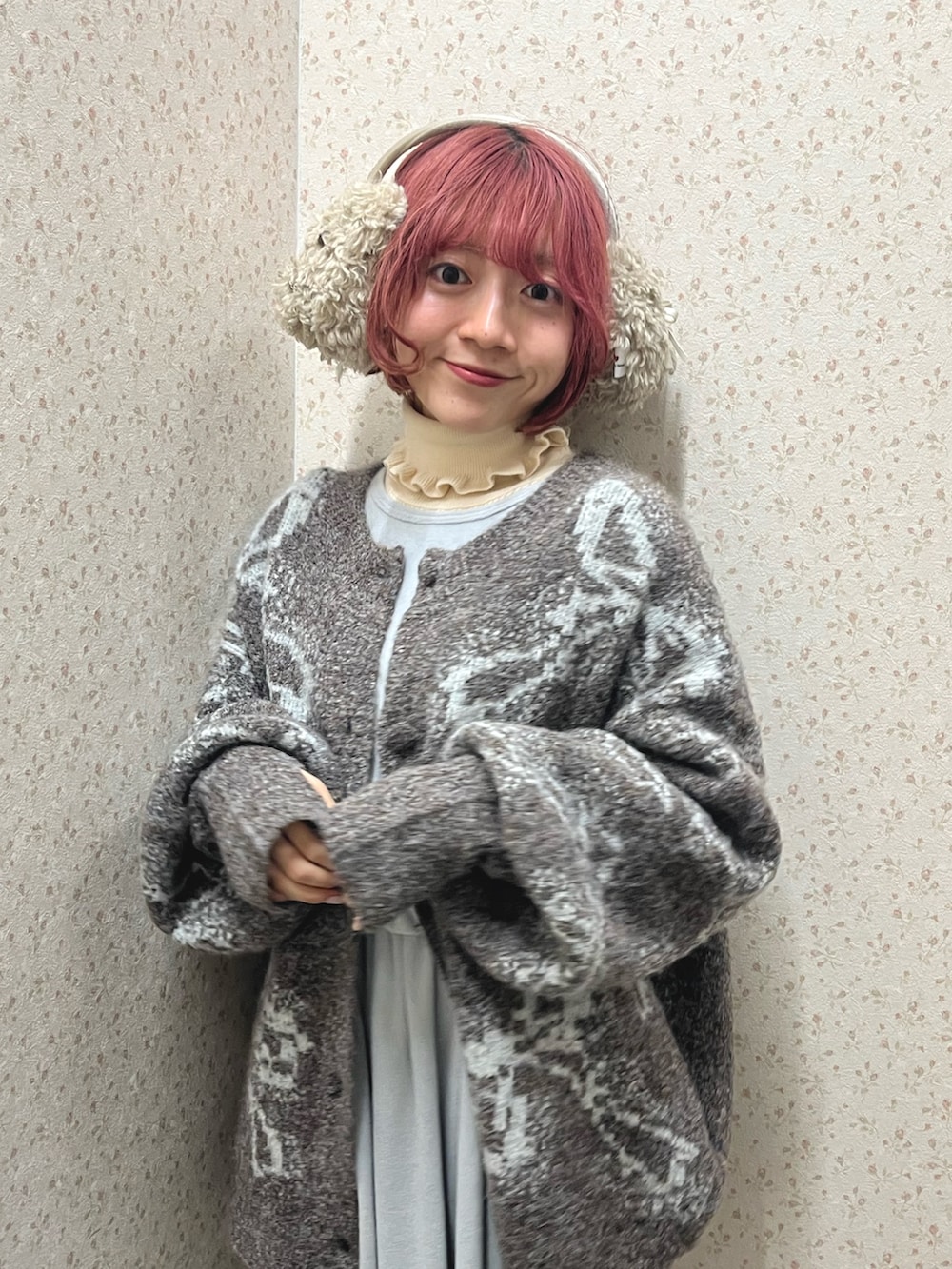 ホワイト系のニット/セーター、ブルー系のワンピース、ブラウン系のカーディガン/ボレロを着用したレディースの秋コーディネートの6枚目の写真