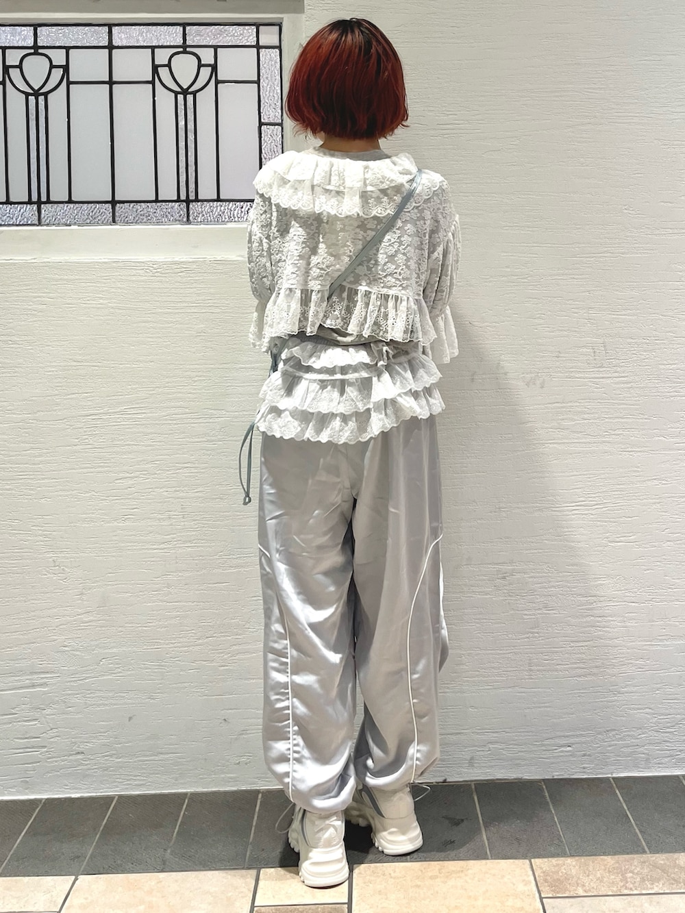 ブルー系のショルダーバッグ、グレー系のTシャツ/カットソー、ホワイト系のカーディガン/ボレロを着用したレディースの秋コーディネートの4枚目の写真