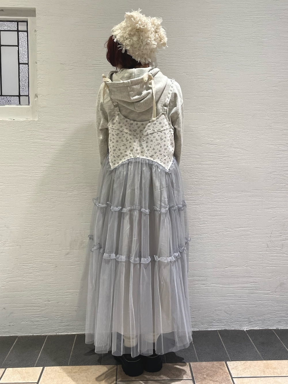 グレー系のパーカー、ブルー系のワンピース、ブラック系のローファーを着用したレディースの秋コーディネートの4枚目の写真