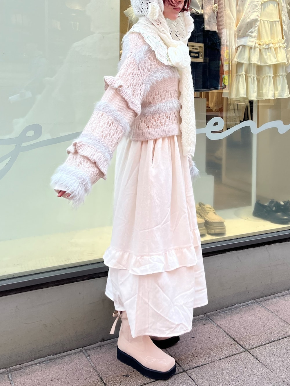 グレー系のカーディガン/ボレロ、ピンク系のブーツ、グリーン系のワンピースを着用したレディースの秋コーディネートの3枚目の写真