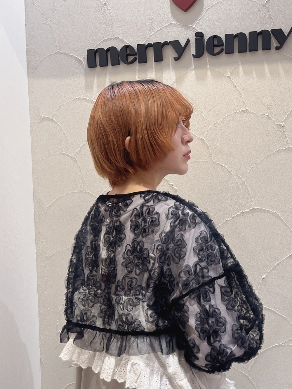 グレー系のワンピース、パープル系のTシャツ/カットソー、ブラック系のシャツ/ブラウスを着用したレディースの夏コーディネートの7枚目の写真