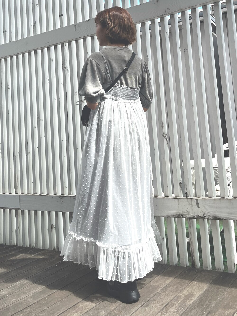 グレー系のワンピース、グレー系のニット/セーター、ブラック系のショルダーバッグを着用したレディースの秋コーディネートの3枚目の写真