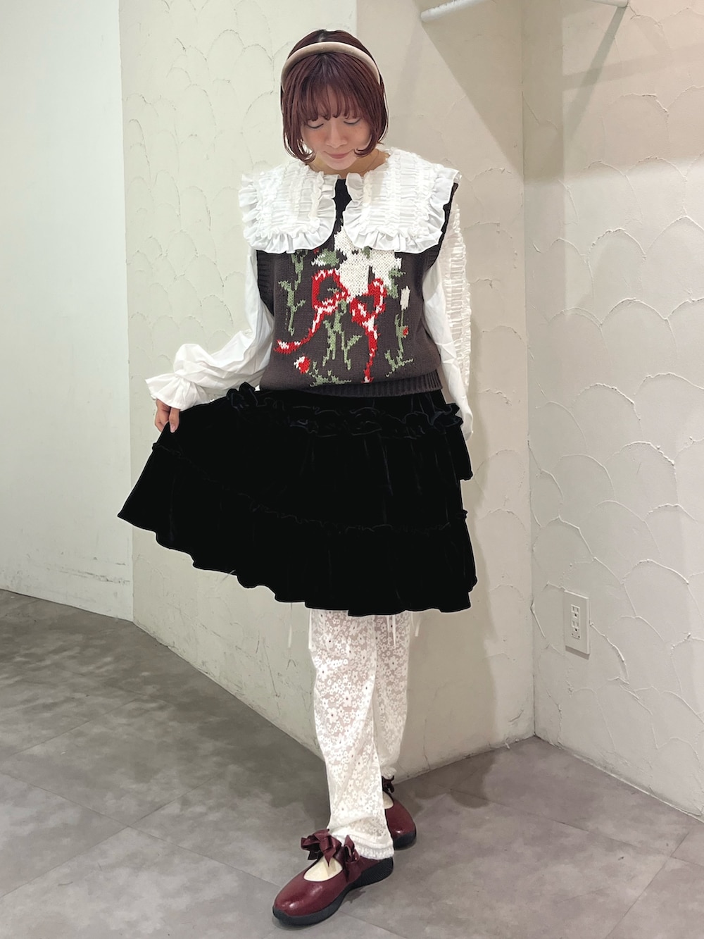 レッド系のパンプス、ブラウン系のベスト、ホワイト系のシャツ/ブラウスを着用したレディースの秋コーディネートの8枚目の写真