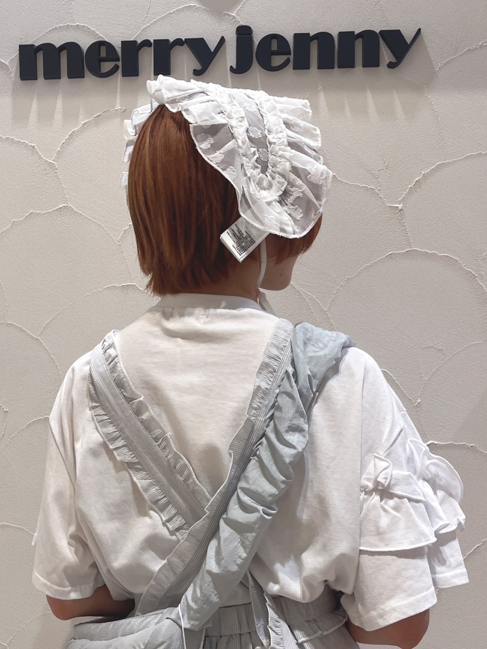 ブルー系のショルダーバッグ、ホワイト系のTシャツ/カットソー、ブルー系のジャンパースカートを着用したレディースの夏コーディネートの8枚目の写真