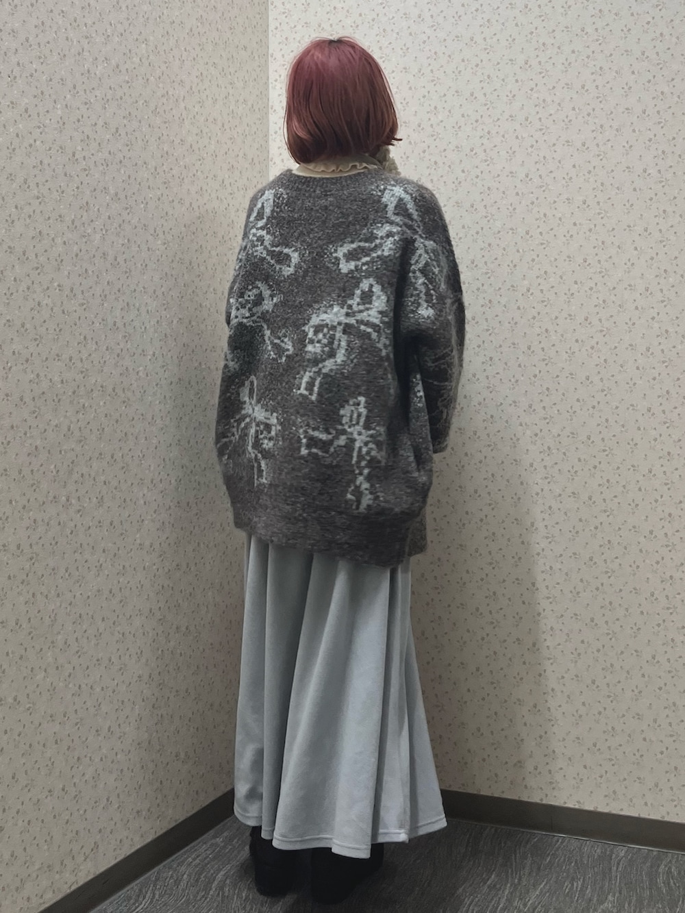 ホワイト系のニット/セーター、ブルー系のワンピース、ブラウン系のカーディガン/ボレロを着用したレディースの秋コーディネートの4枚目の写真