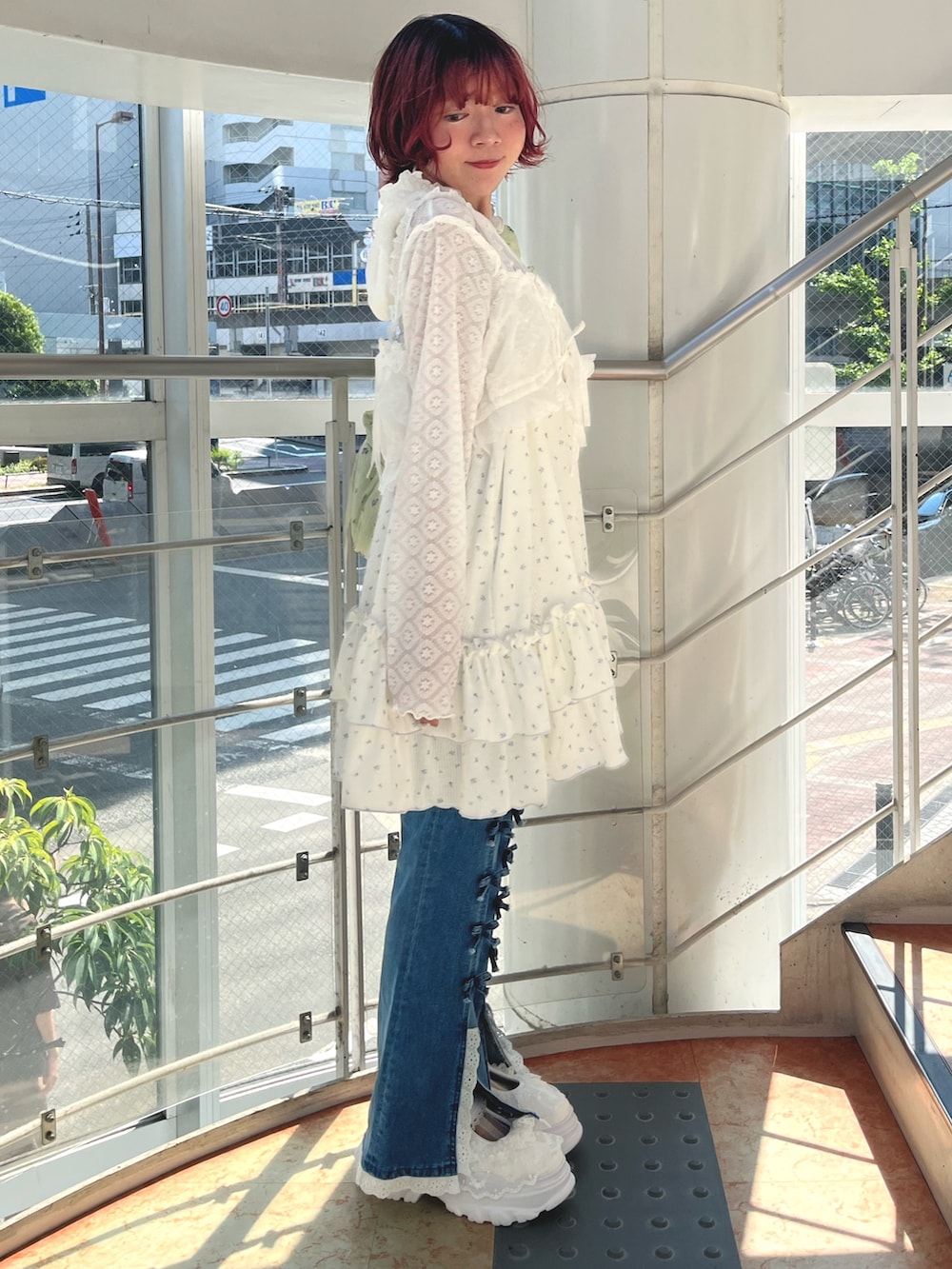 グリーン系のショルダーバッグ、ホワイト系のTシャツ/カットソー、ホワイト系のシャツ/ブラウスを着用したレディースの秋コーディネートの3枚目の写真