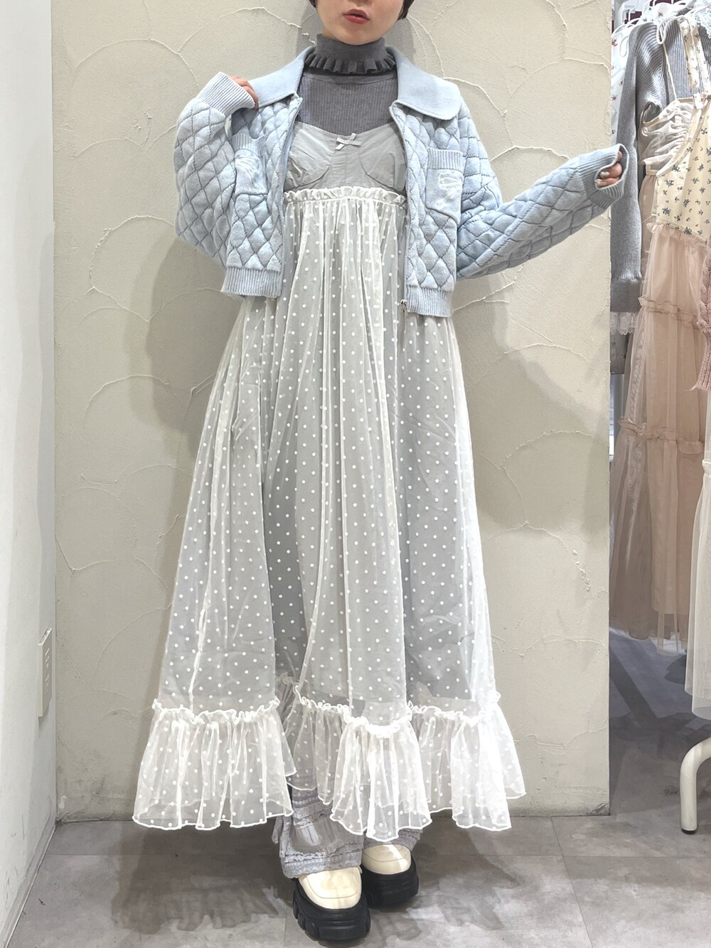 グレー系のワンピース、グレー系のニット/セーター、ブルー系のカーディガン/ボレロを着用したレディースの冬コーディネートの2枚目の写真