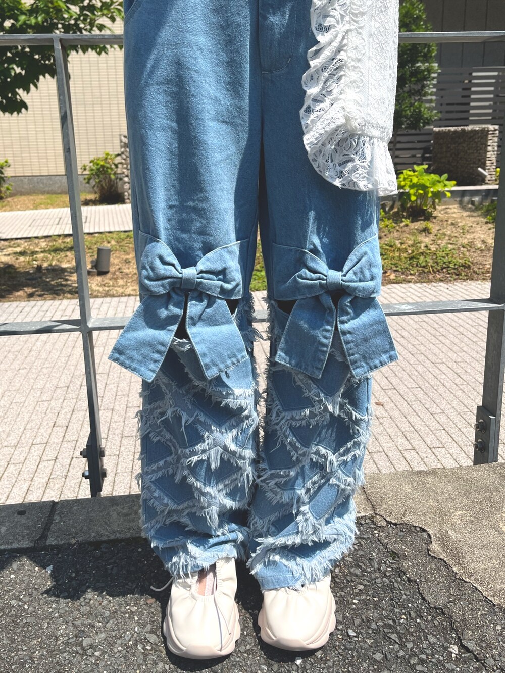 ブルー系のシャツ/ブラウス、ホワイト系のトートバッグ、ブルー系のデニムパンツを着用したレディースの夏コーディネートの9枚目の写真