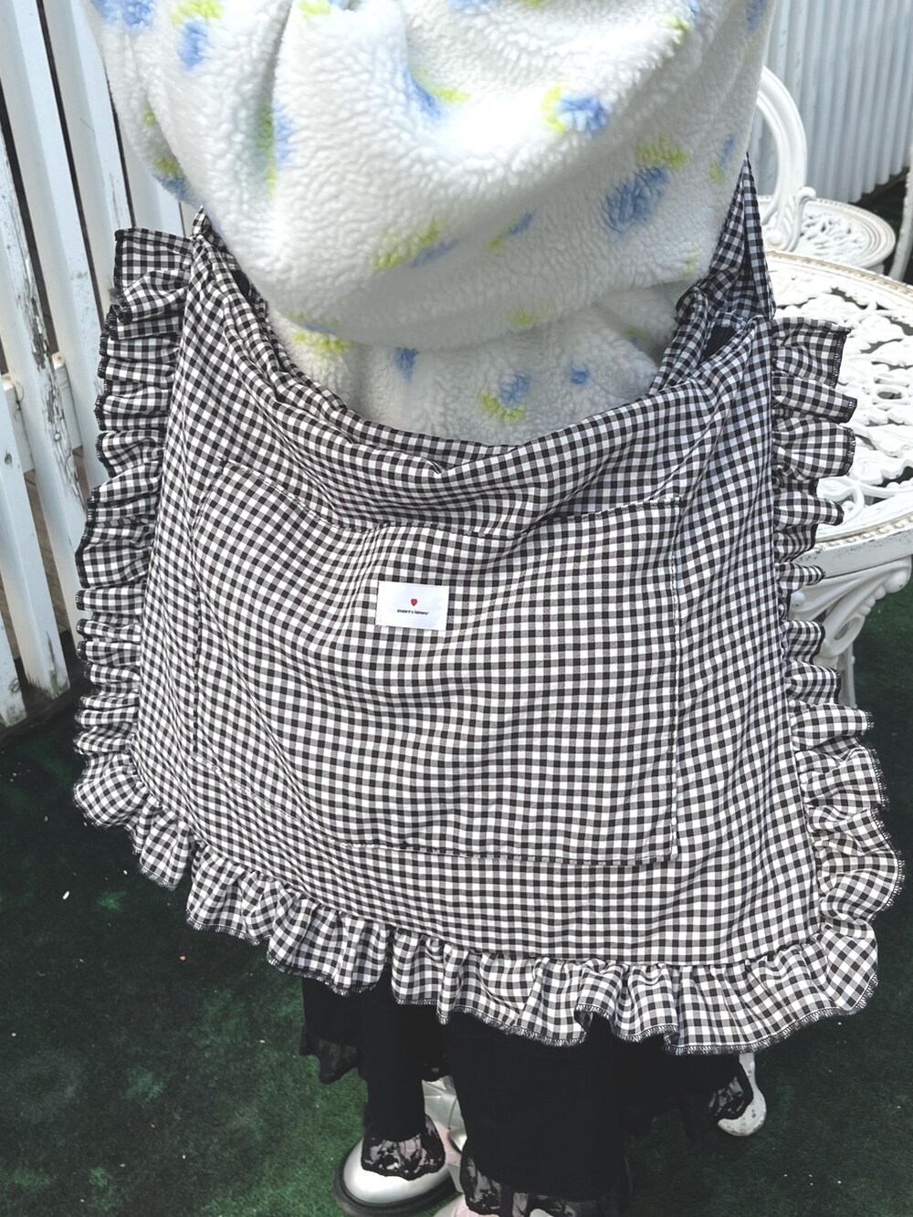 ブラック系のショルダーバッグ、ブルー系のニット/セーター、ホワイト系のシャツ/ブラウスを着用したレディースの冬コーディネートの10枚目の写真