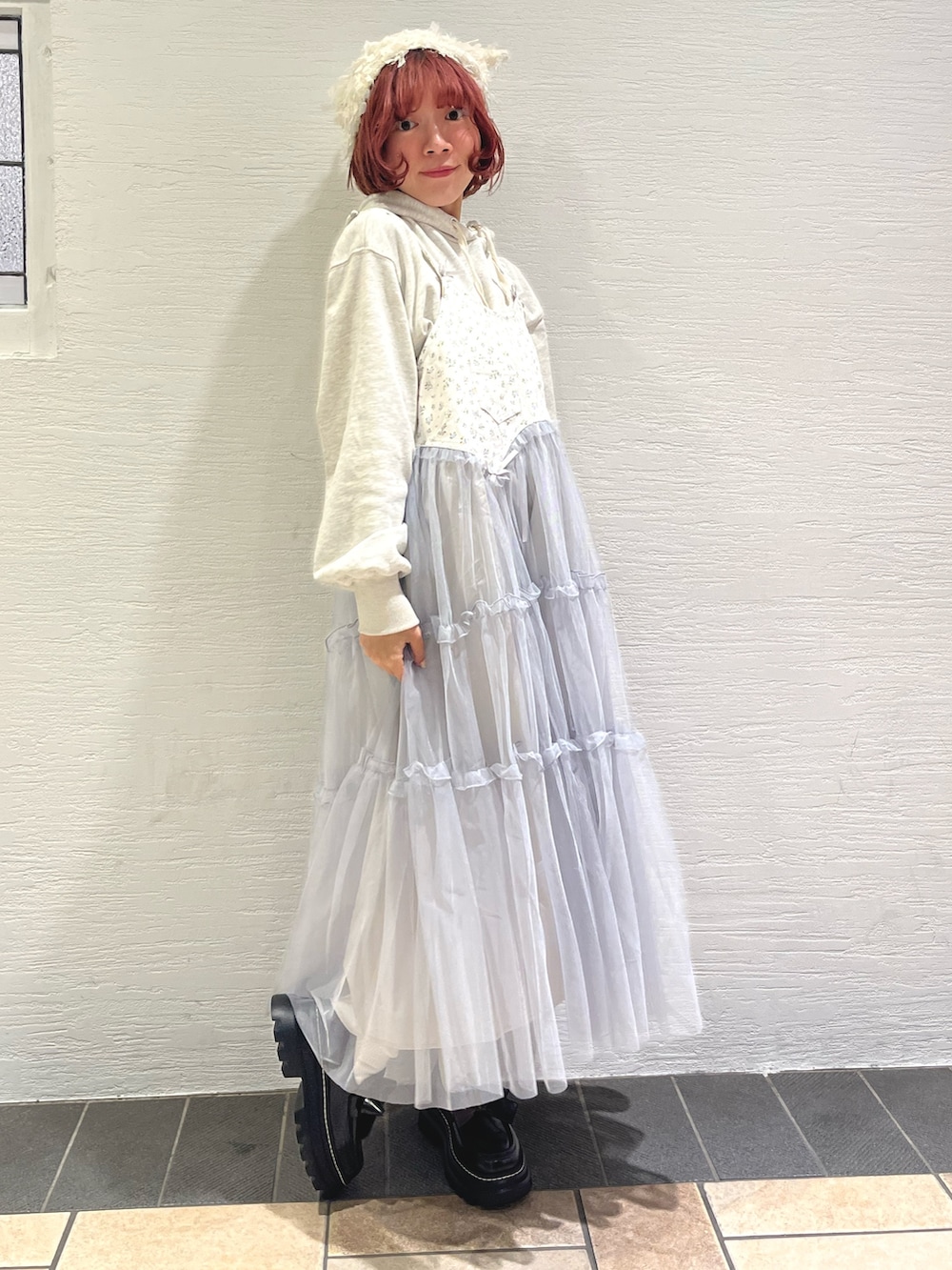 グレー系のパーカー、ブルー系のワンピース、ブラック系のローファーを着用したレディースの秋コーディネートの3枚目の写真