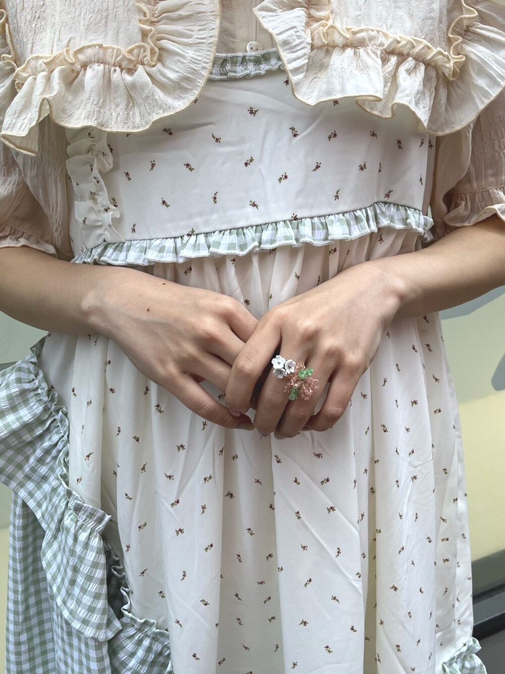 イエロー系のシャツ/ブラウス、グリーン系のワンピース、ホワイト系のサンダルを着用したレディースの春コーディネートの9枚目の写真