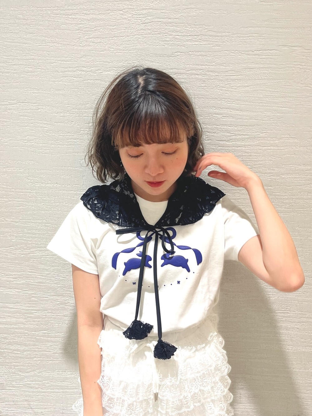 ホワイト系のスカート、ホワイト系のカーゴパンツ、ブラック系のサンダルを着用したレディースの春コーディネートの4枚目の写真