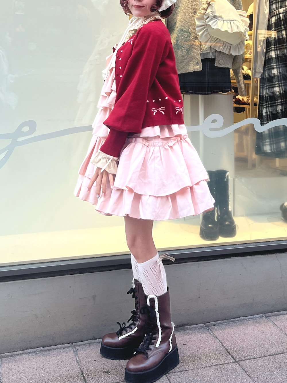 ピンク系のワンピース、レッド系のカーディガン/ボレロ、ベージュ系のシャツ/ブラウスを着用したレディースの秋コーディネートの3枚目の写真