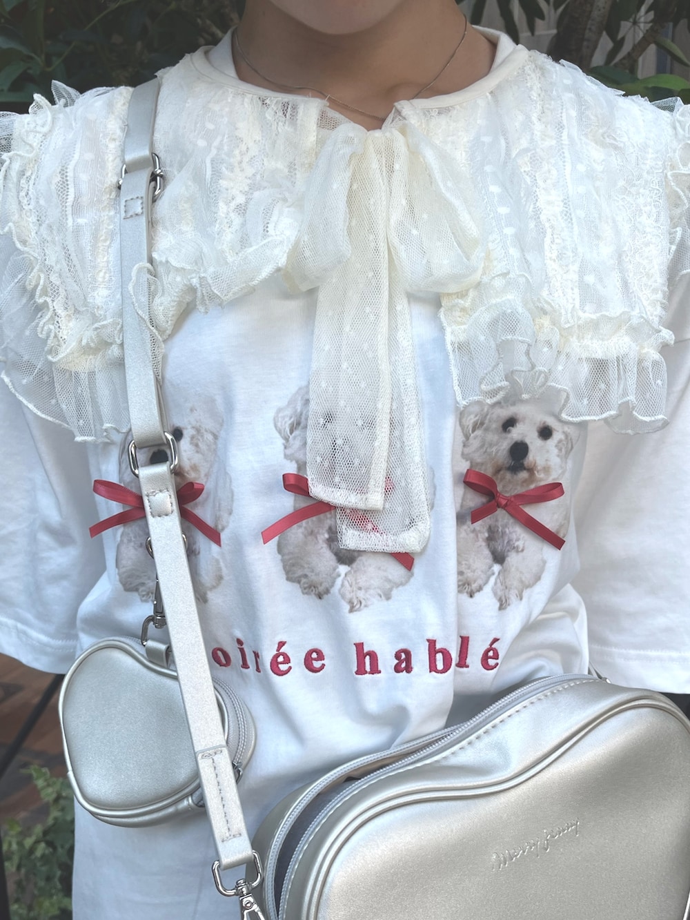 ホワイト系のTシャツ/カットソー、ゴールド系のショルダーバッグ、ブラウン系のスラックスを着用したレディースの夏コーディネートの6枚目の写真