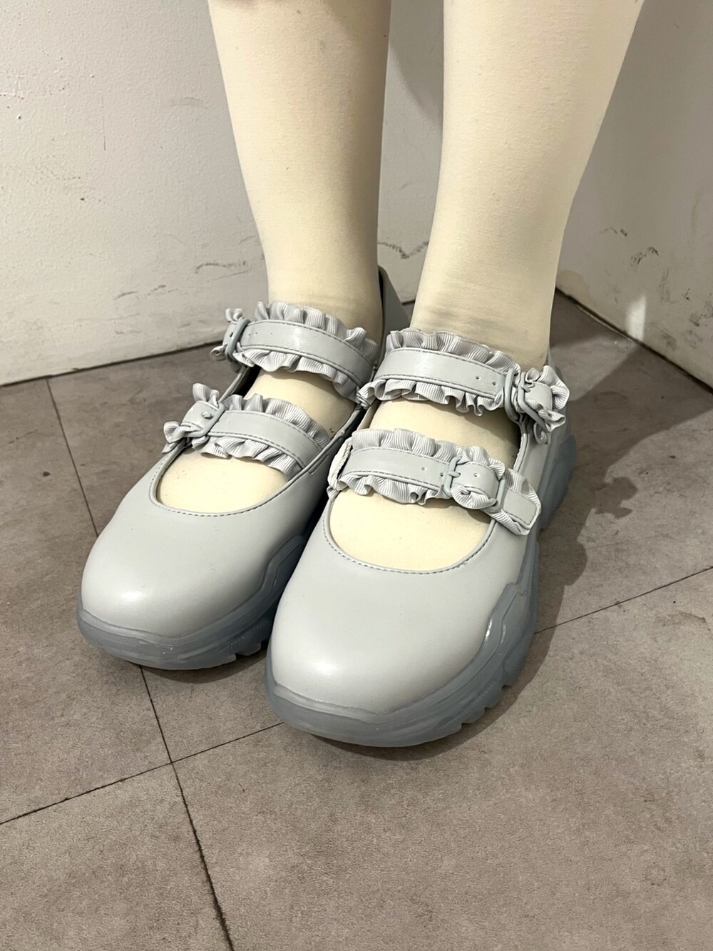 グレー系のワンピース、ホワイト系のトートバッグ、ブルー系のスニーカーを着用したレディースの春コーディネートの10枚目の写真